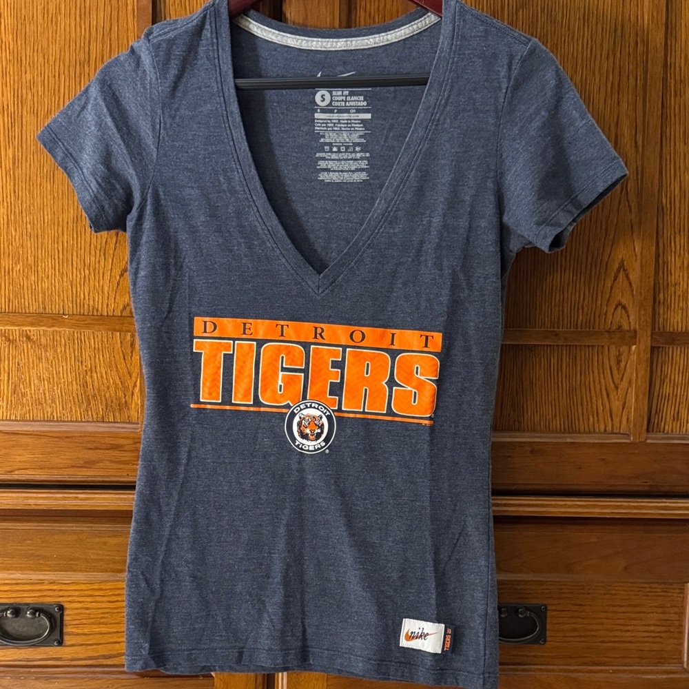 Nike MLB Detroit Tigers Deep V-Neck Slim Fit Graphic Tee Baseball Michigan